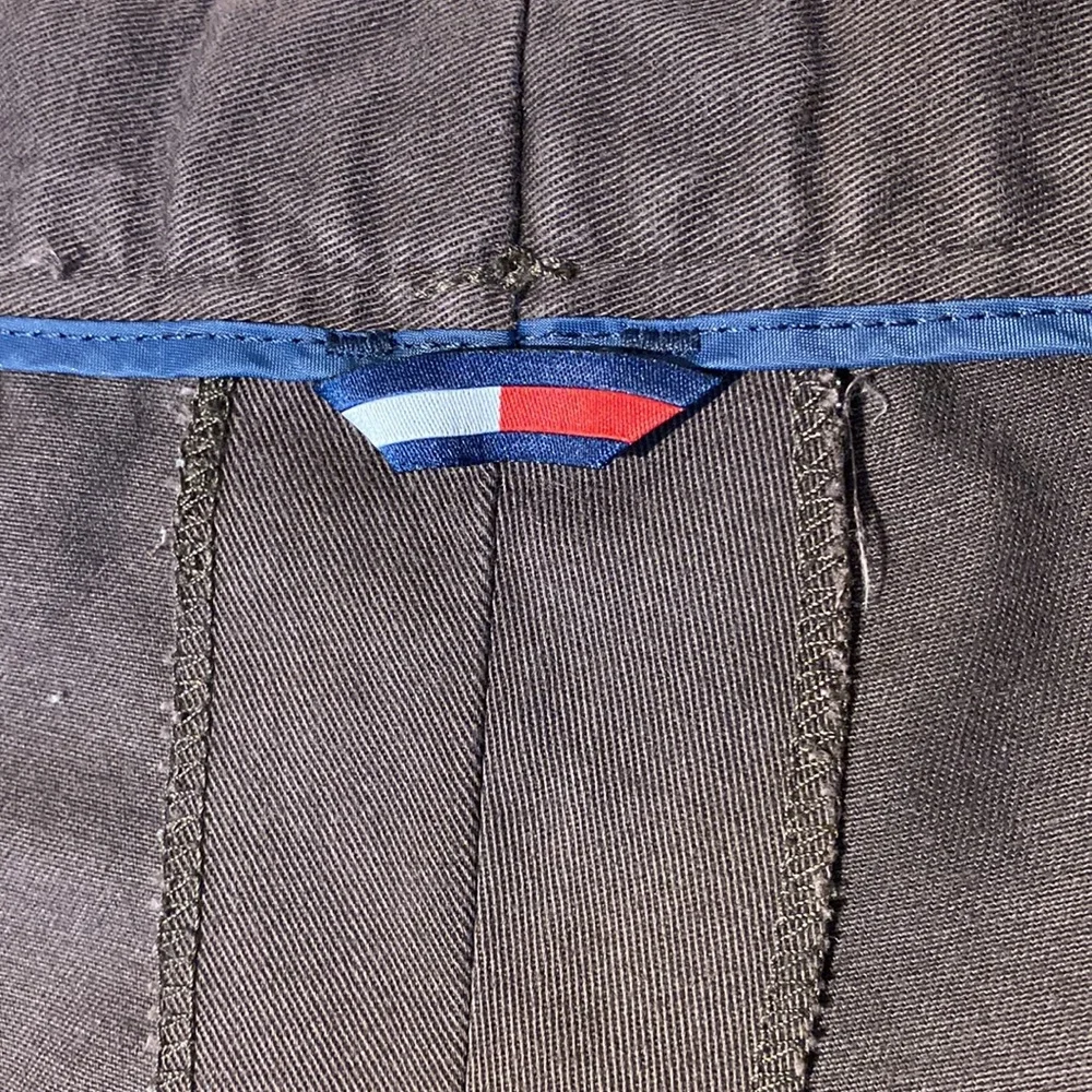Vintage Tommy Hilfiger Embroidered Crest Pleated Chinos in brown size 36 x 30 - Picture 8 of 12